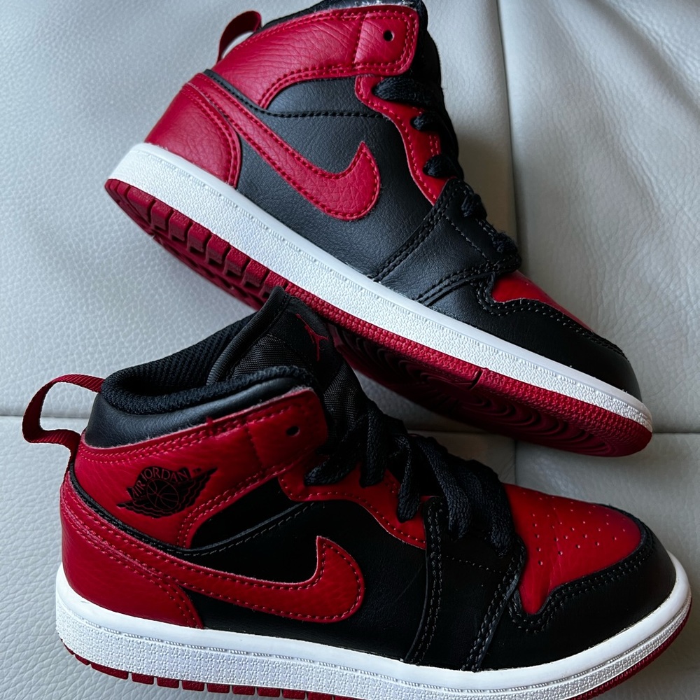 Jordan 1 mid - black/gym red